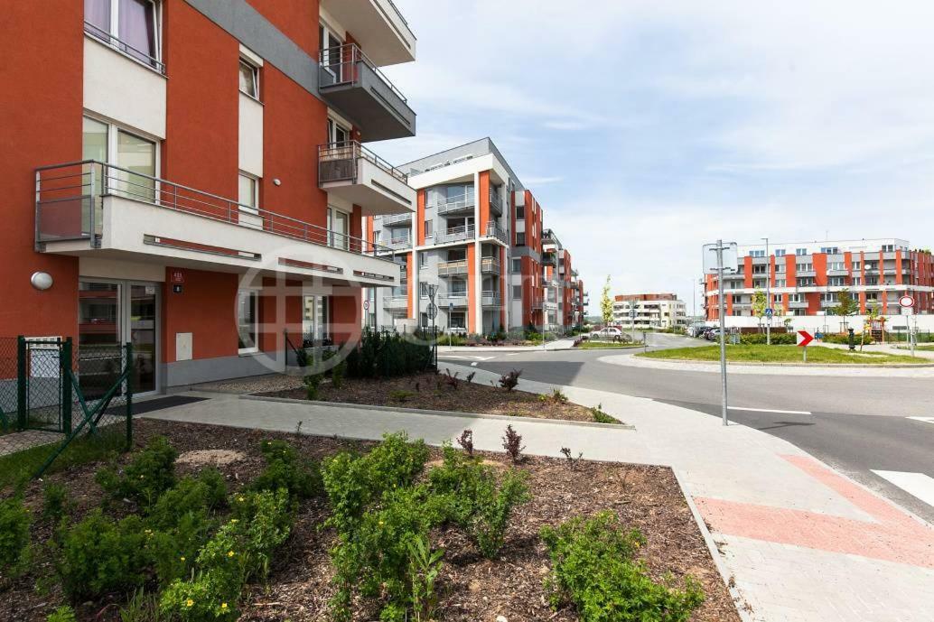 Апартаменты H+ Apartman Letiste Praha Экстерьер фото