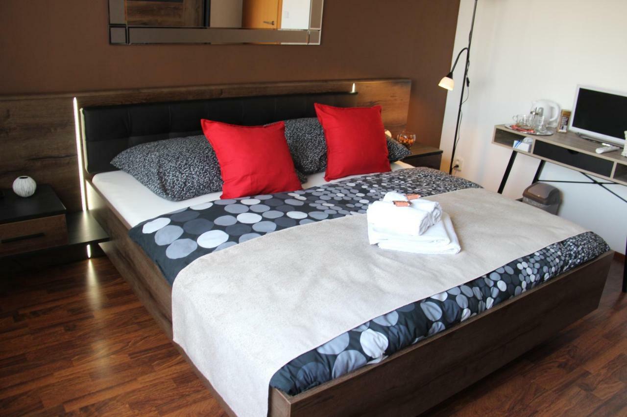 Апартаменты H+ Apartman Letiste Praha Экстерьер фото