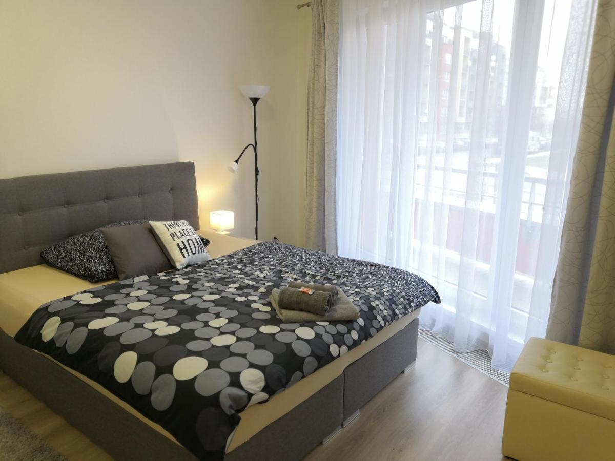 Апартаменты H+ Apartman Letiste Praha Экстерьер фото